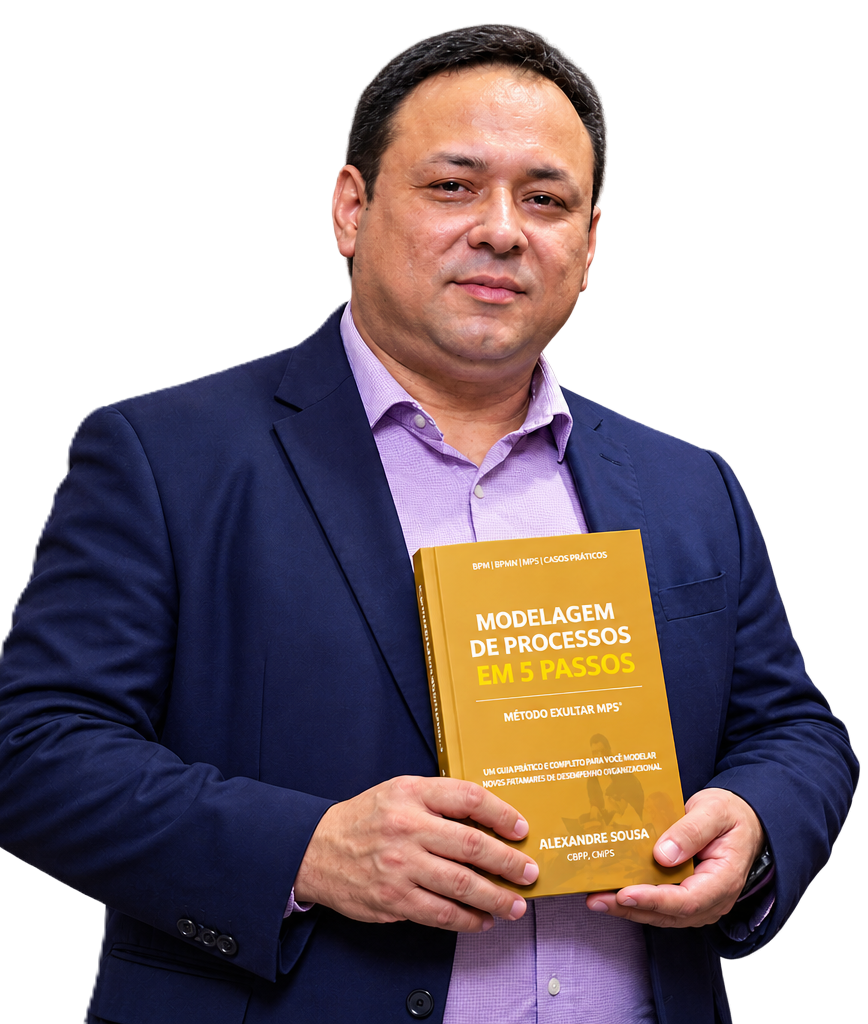 Alexandre Sousa, autor do Método MP5, segurando o livro Modelagem de Processos em 5 Passos